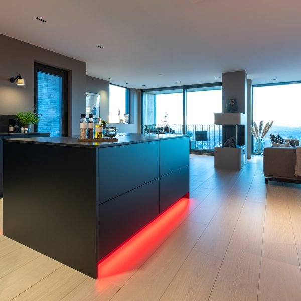 Stue i et smarthus med led-lys